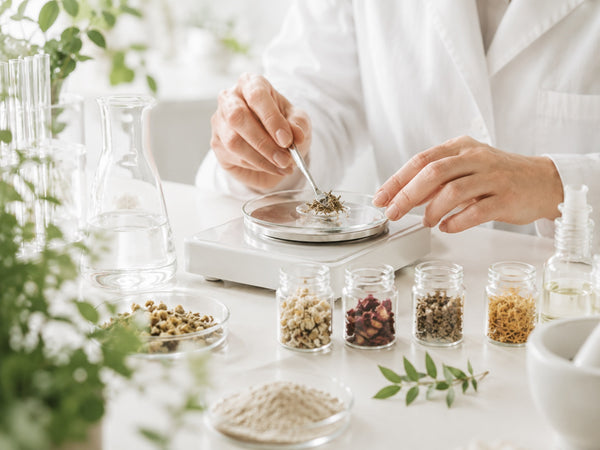 Tecnica di laboratorio sviluppa una formula con estratti botanici e ingredienti liquidi